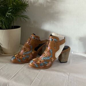 Western ankle cut out boots. Floral embroidery. Size 7